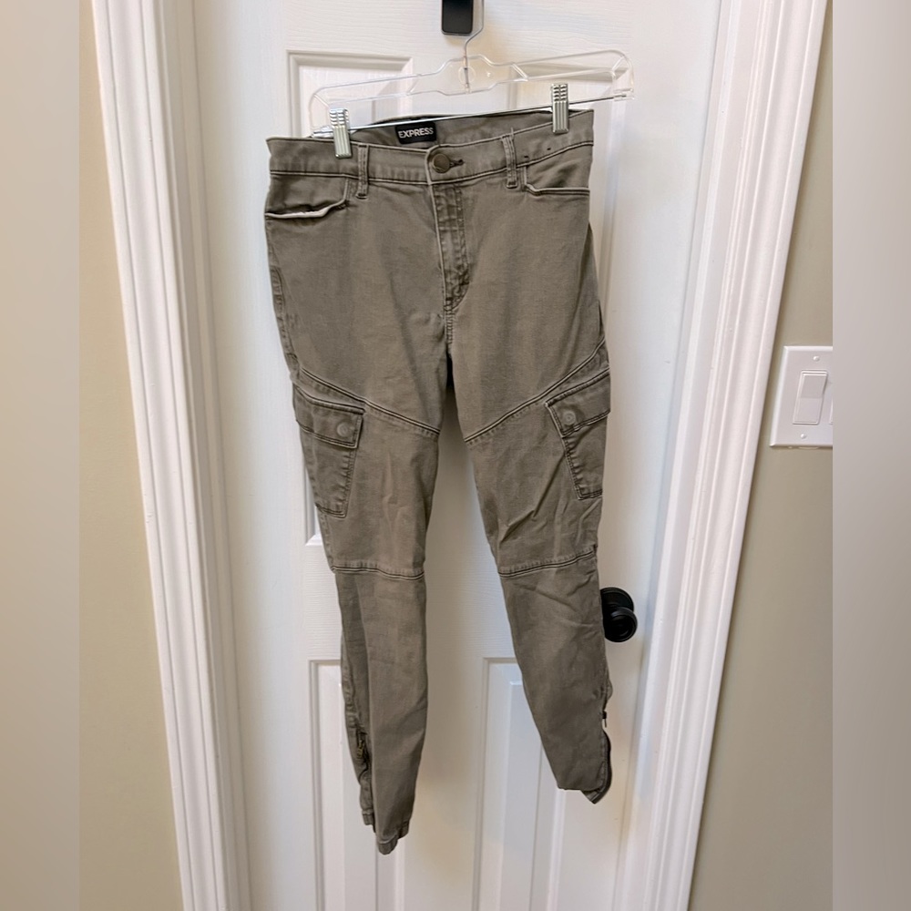 Express Ankle Legging High Rise Cargo with zippers on ankles - 8R